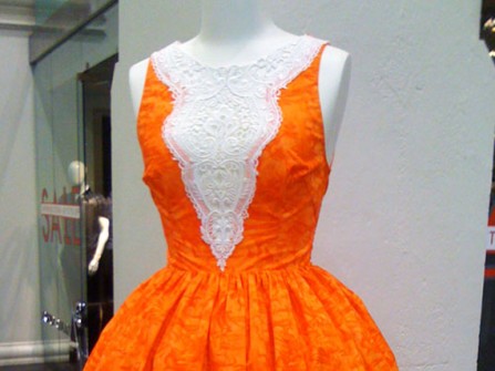 Váy phụ dâu màu cam pha ren