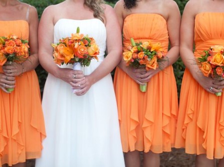 Váy phụ dâu màu cam kết hợp hoa cùng màu