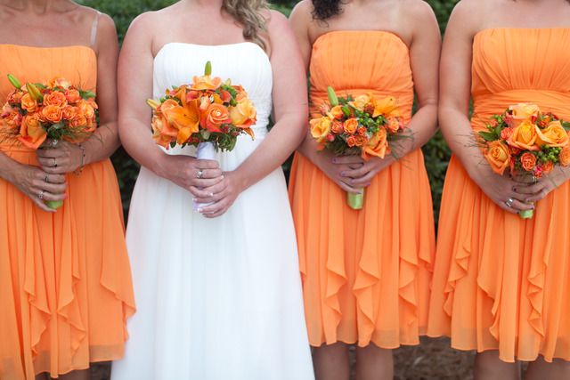 Váy phụ dâu màu cam kết hợp hoa cùng màu