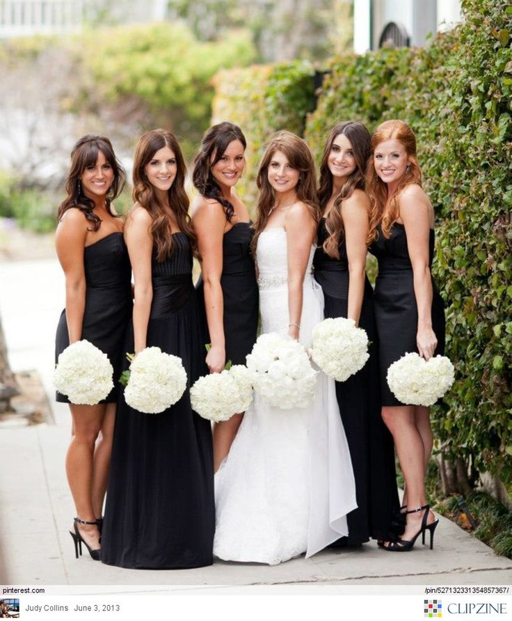 Váy phụ dâu màu đen kết hợp hoa cầm tay màu trắng
