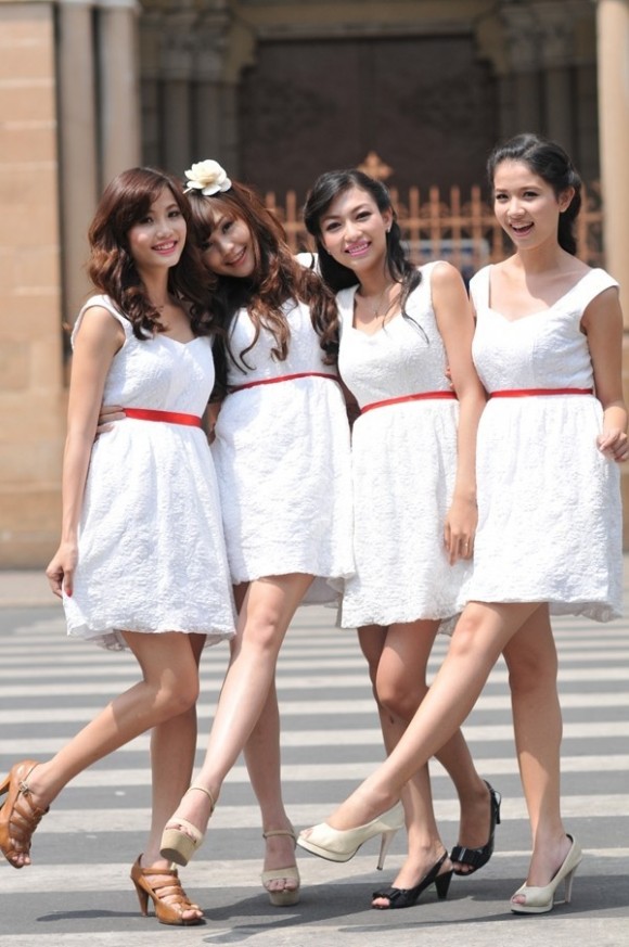 Váy phụ dâu màu trắng thắt lưng đỏ
