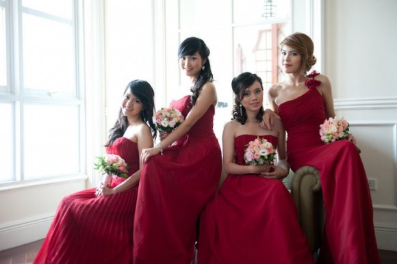 Váy phụ dâu màu đỏ kết hợp hoa cầm tay màu nhạt