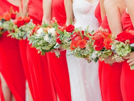 Váy phụ dâu màu đỏ tươi kết hợp hoa cầm tay màu đỏ