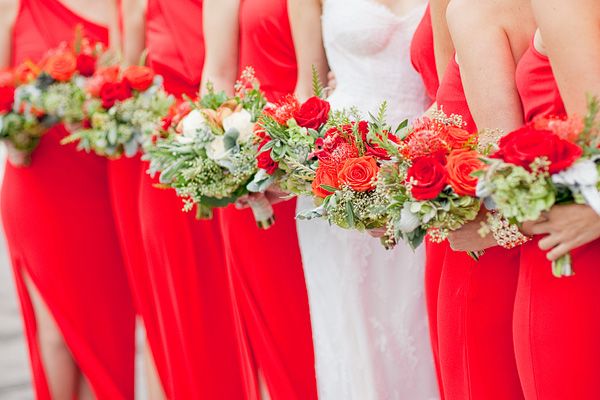 Váy phụ dâu màu đỏ tươi kết hợp hoa cầm tay màu đỏ