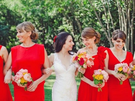 Váy phụ dâu màu đỏ kết hợp hoa cầm tay nhiều màu sắc