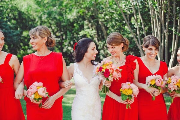 Váy phụ dâu màu đỏ kết hợp hoa cầm tay nhiều màu sắc