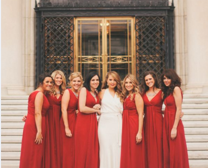 Váy phụ dâu màu đỏ cổ chữ V dáng dài