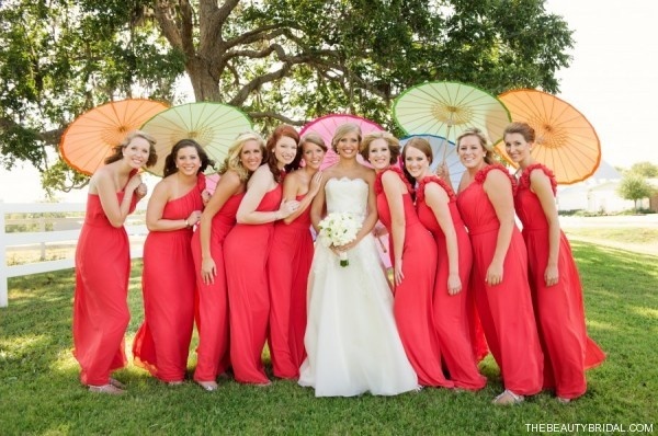 Váy phụ dâu màu đỏ kết hợp phụ kiện ô