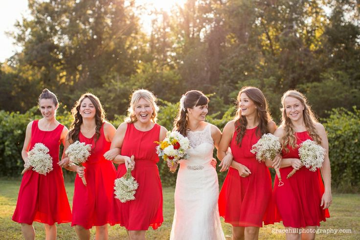 Váy phụ dâu màu đỏ kết hợp hoa cầm tay màu trắng
