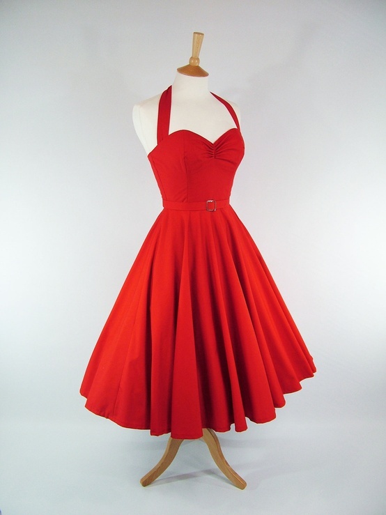 Váy phụ dâu màu đỏ thân váy xòe rộng