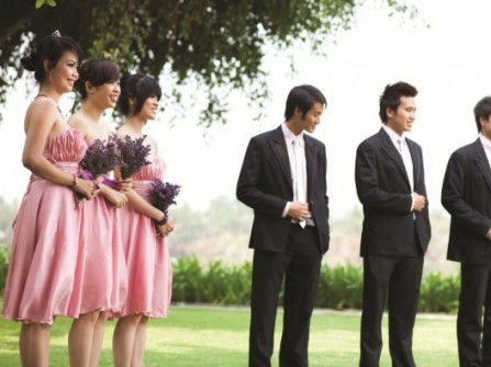 Váy phụ dâu màu hồng kết hợp hoa cầm tay màu tím