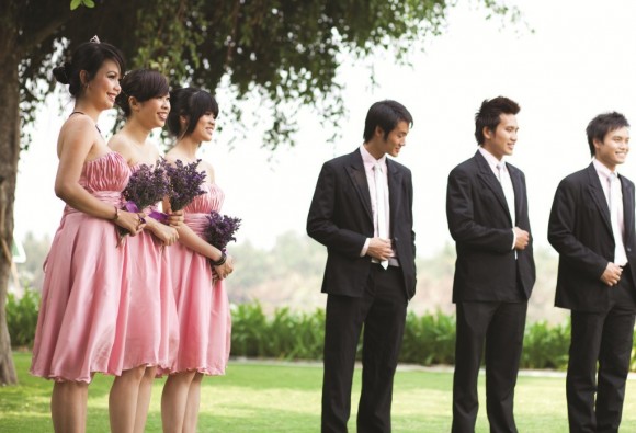 Váy phụ dâu màu hồng kết hợp hoa cầm tay màu tím