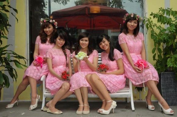 Váy phụ dâu màu hồng với chất liệu ren