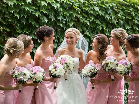 Váy phụ dâu màu hồng kết hợp hoa cầm tay cùng màu