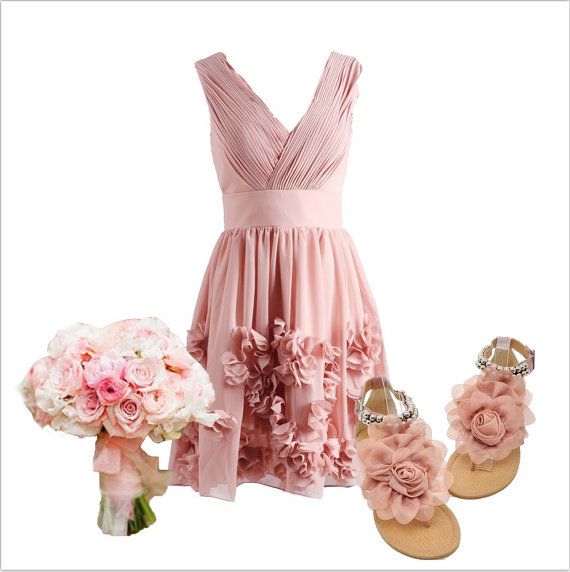 Váy phụ dâu màu hồng kết hợp phụ kiện cùng màu
