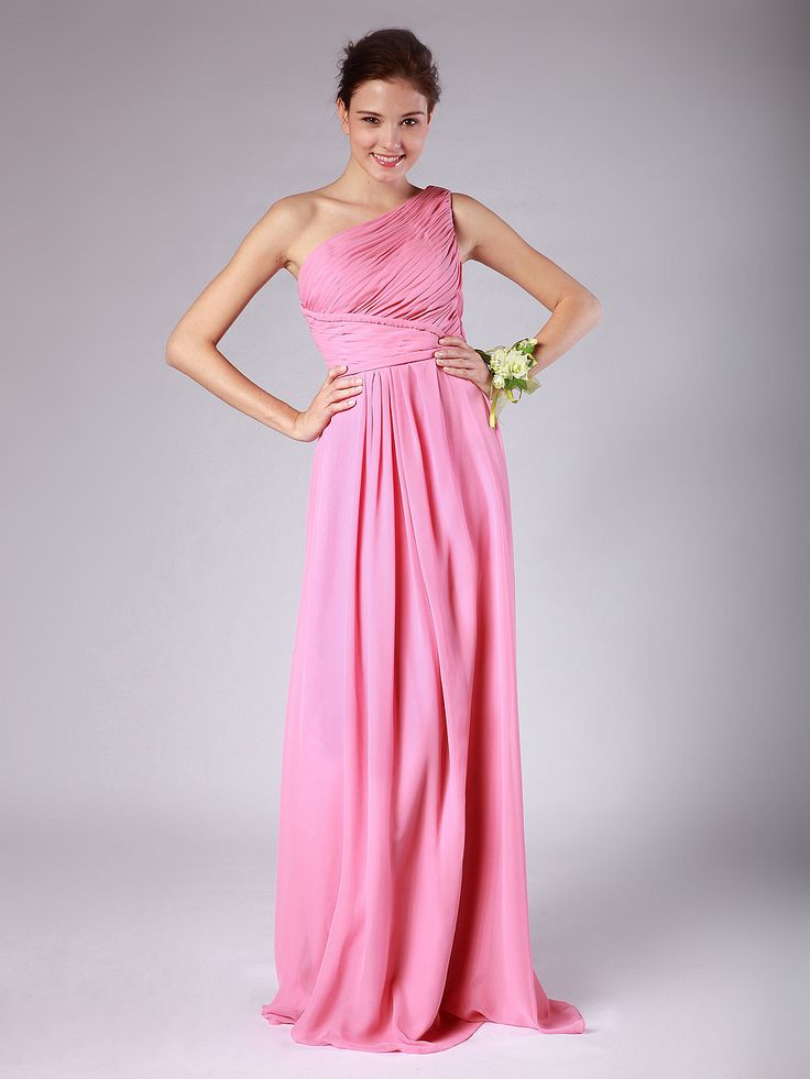 Váy phụ dâu màu hồng lệch vai dáng dài mềm mại