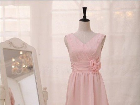 Váy phụ dâu màu hồng cổ chữ V chất liệu mỏng