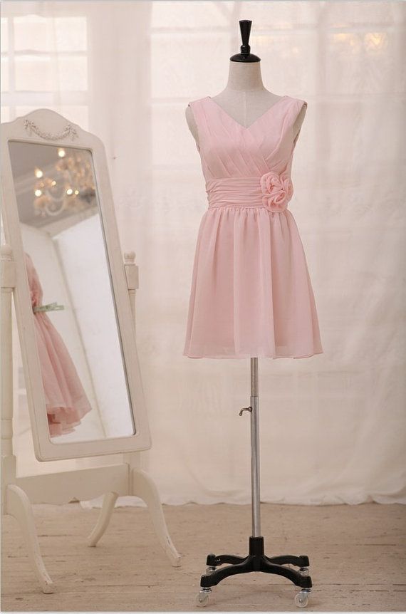 Váy phụ dâu màu hồng cổ chữ V chất liệu mỏng