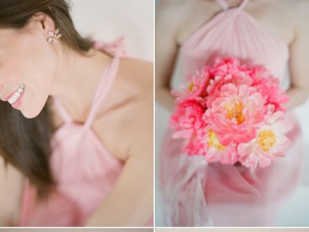 Váy phụ dâu màu hồng kết hợp hoa tươi cùng màu