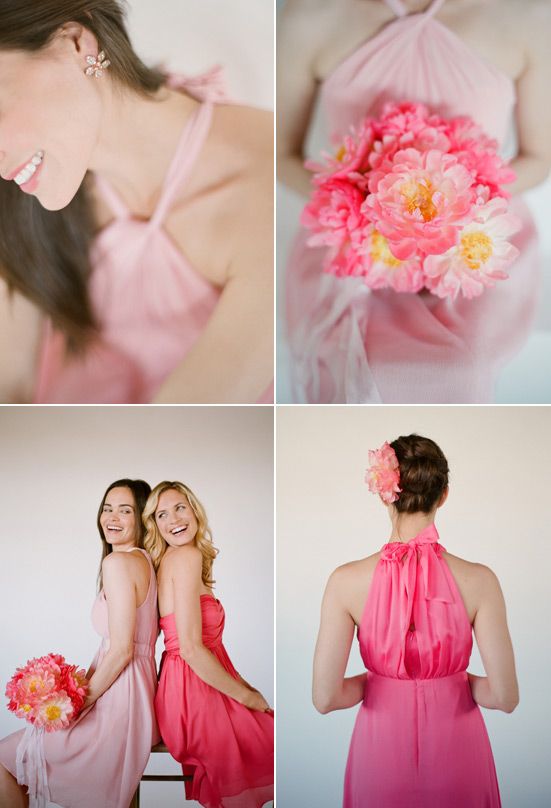 Váy phụ dâu màu hồng kết hợp hoa tươi cùng màu