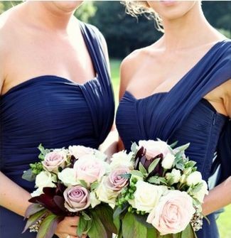 Váy phụ dâu màu xanh dương kết hợp hoa cưới màu nhạt