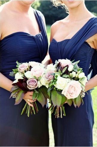 Váy phụ dâu màu xanh dương kết hợp hoa cưới màu nhạt
