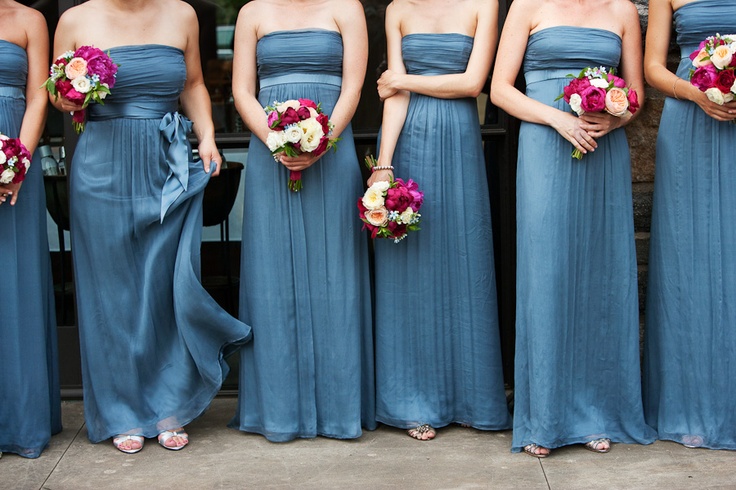 Váy phụ dâu màu xanh dương chất liệu vải mềm