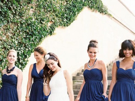 Váy phụ dâu màu xanh dương kết hợp vòng cổ