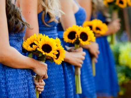 Váy phụ dâu màu xanh dương kết hợp hoa cầm tay màu vàng
