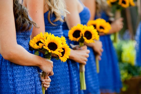 Váy phụ dâu màu xanh dương kết hợp hoa cầm tay màu vàng