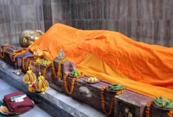 Kushinagar (Câu Thi Na La) cũng ở bang Utter Pradesh, cách Gorakhpur khoảng 56km, là Đức Phật đã trải qua những ngày cuối cùng của cuộc đời và đạt được đại Niết Bàn