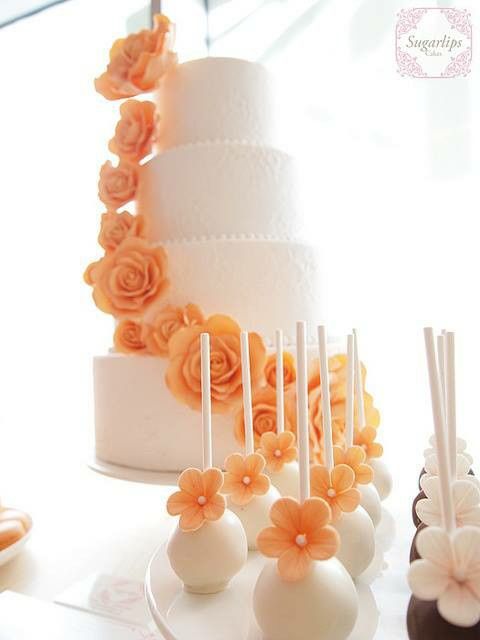 Bánh cưới 4 tầng màu trắng trang trí hoa màu cam