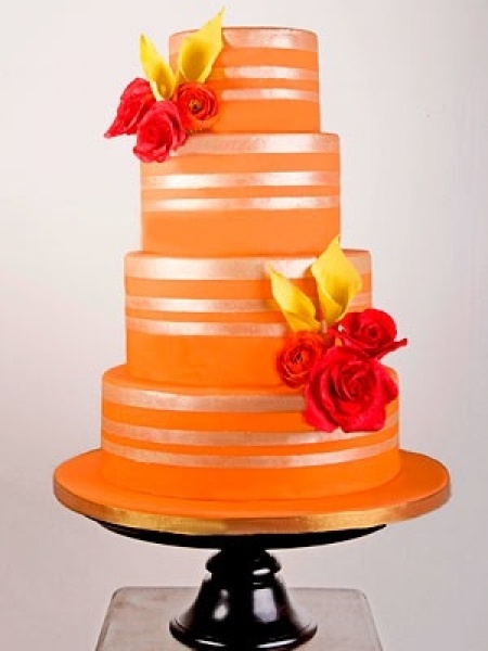 Bánh cưới màu cam trang trí hoa hồng đỏ