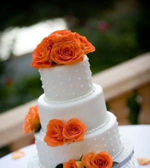 Bánh cưới trắng trang trí hoa màu cam nổi bật