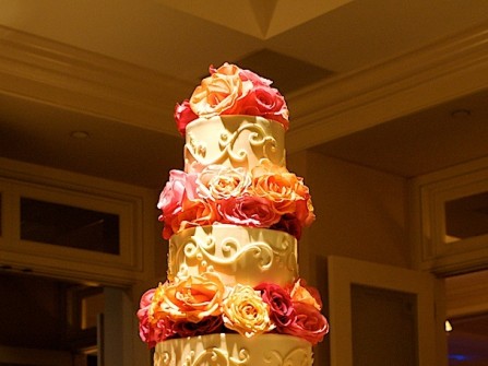 Bánh cưới 4 tầng trang trí sắc cam 