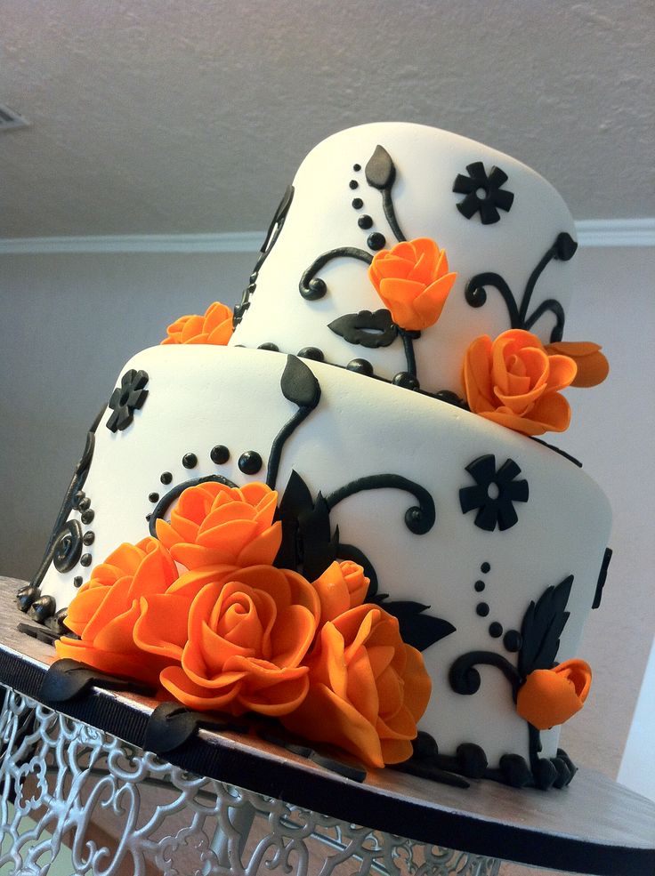 Bánh cưới 2 tầng trang trí hoa màu cam
