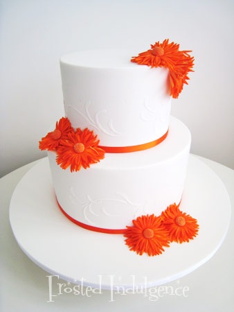 Bánh cưới trắng trang trí hoa màu cam tinh tế