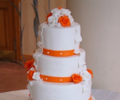 Bánh cưới trắng 5 tầng trang trí sắc cam độc đáo