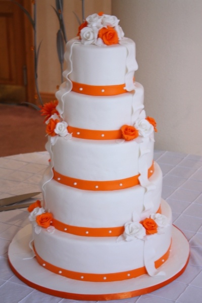 Bánh cưới trắng 5 tầng trang trí sắc cam độc đáo
