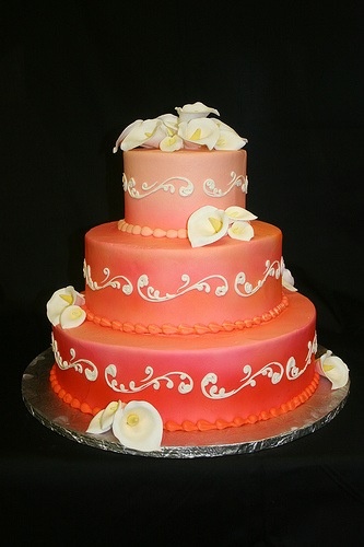Bánh cưới màu cam kết hợp hoa tươi