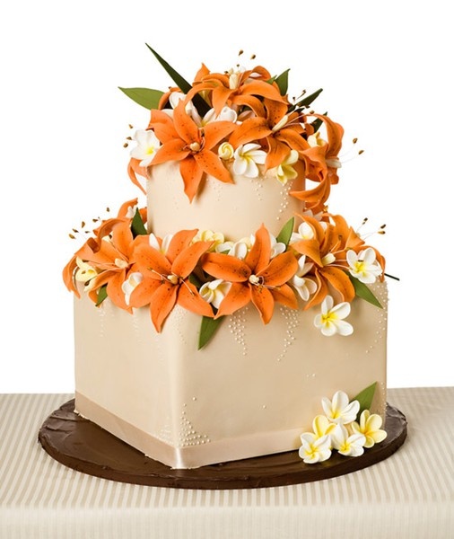 Bánh cưới vuông kết hợp hoa tươi màu cam xinh xắn