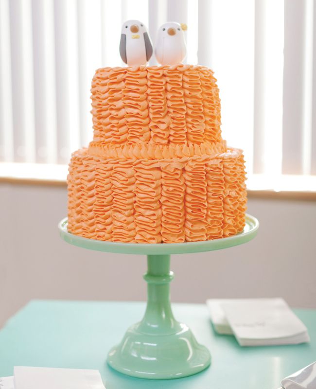 Bánh cưới màu cam với lớp kem bên ngoài độc đáo