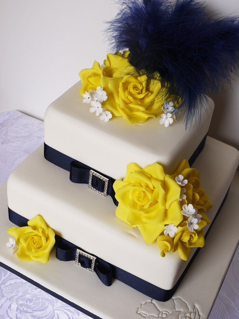 Bánh cưới hoa vàng ruy băng xanh navy