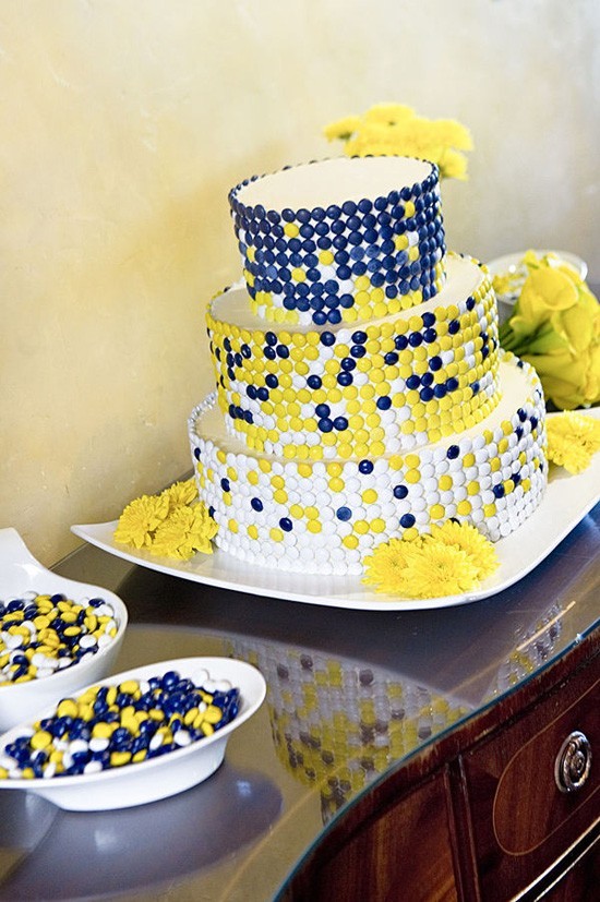 Bánh cưới trang trí kẹo màu vàng và xanh navy