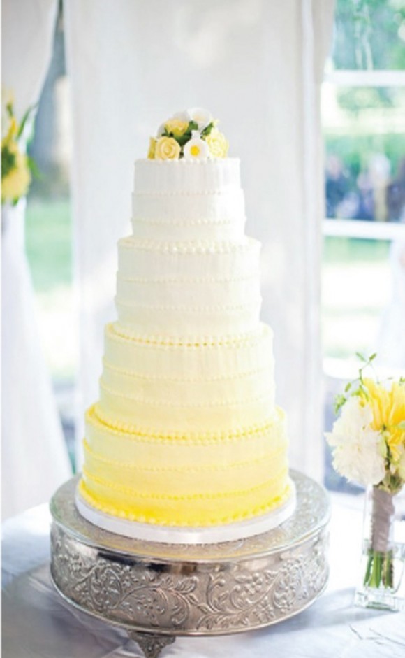 Bánh cưới ombre màu vàng và trắng