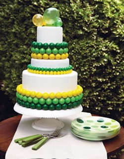 Bánh cưới trang trí bánh macaron vàng và xanh lá