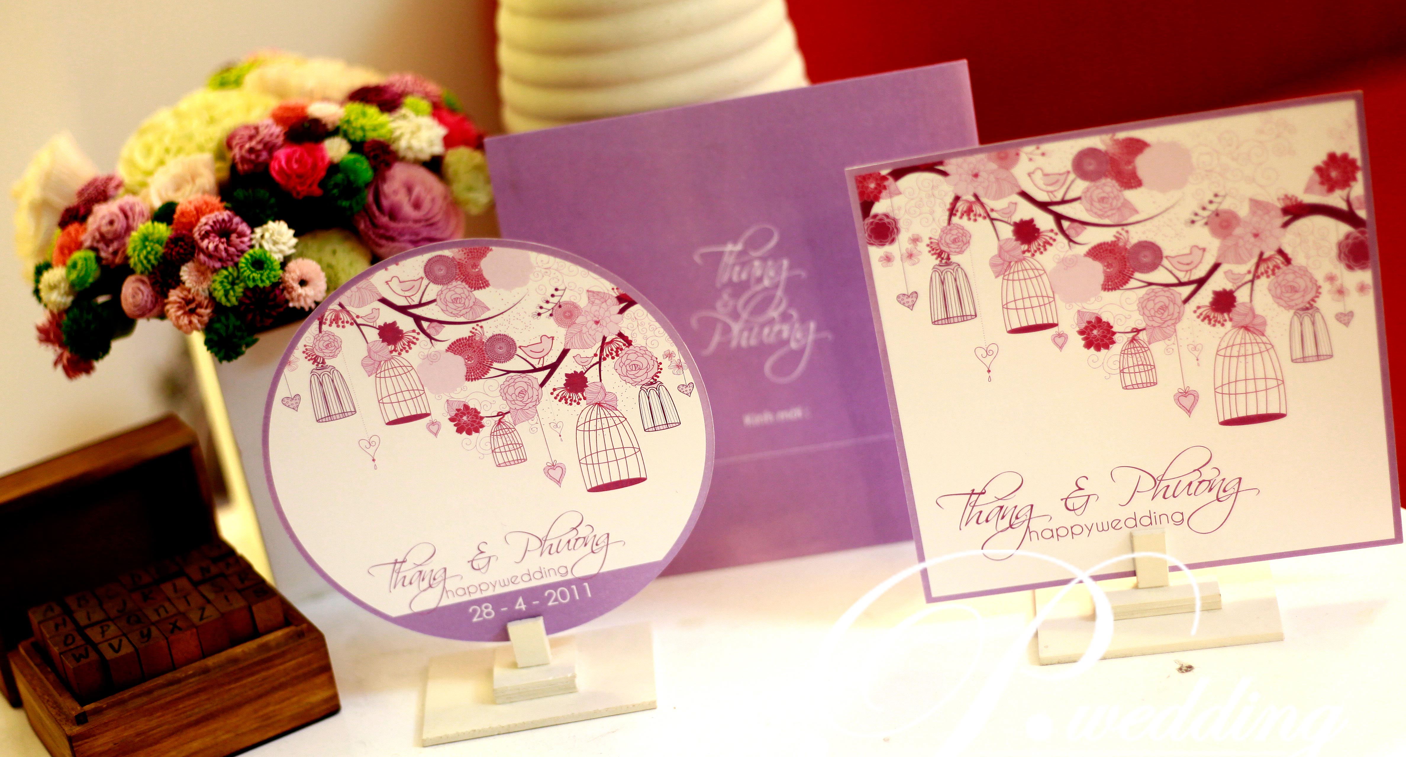 Thiệp cưới đẹp màu tím in họa tiết hồng xinh xắn