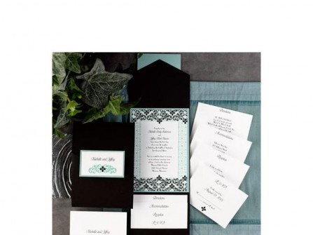 Thiệp cưới đẹp màu đen in hoa văn xanh pastel 