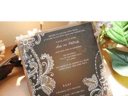 Thiệp cưới đẹp màu đen in hoa văn màu đồng 