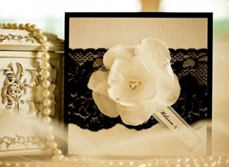 Thiệp cưới đẹp màu đen đính hoa vải màu trắng 